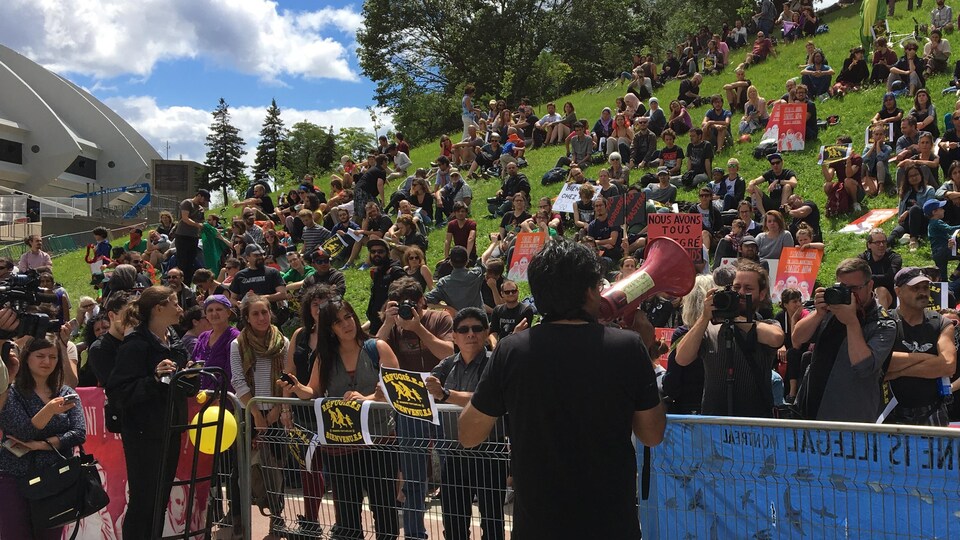 L'un des organisateurs du rassemblement, l'activiste Jaggi Singh, s'adresse à la foule.