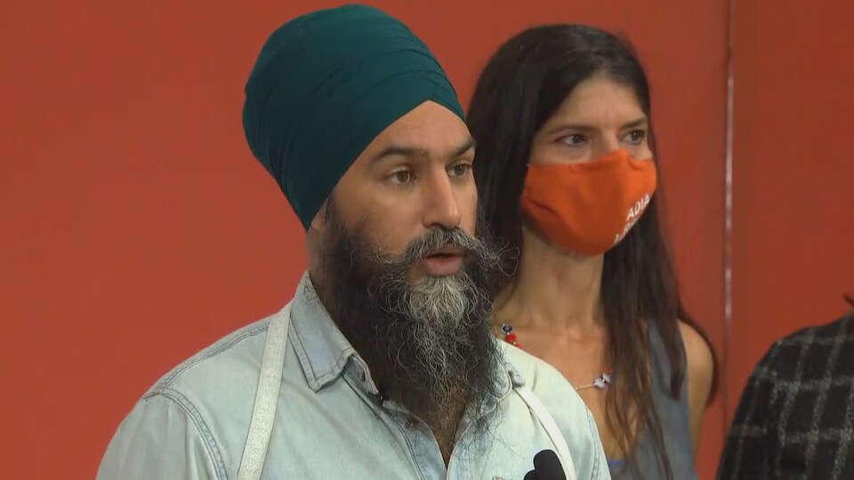 Jagmeet Singh s'adresse aux médias.