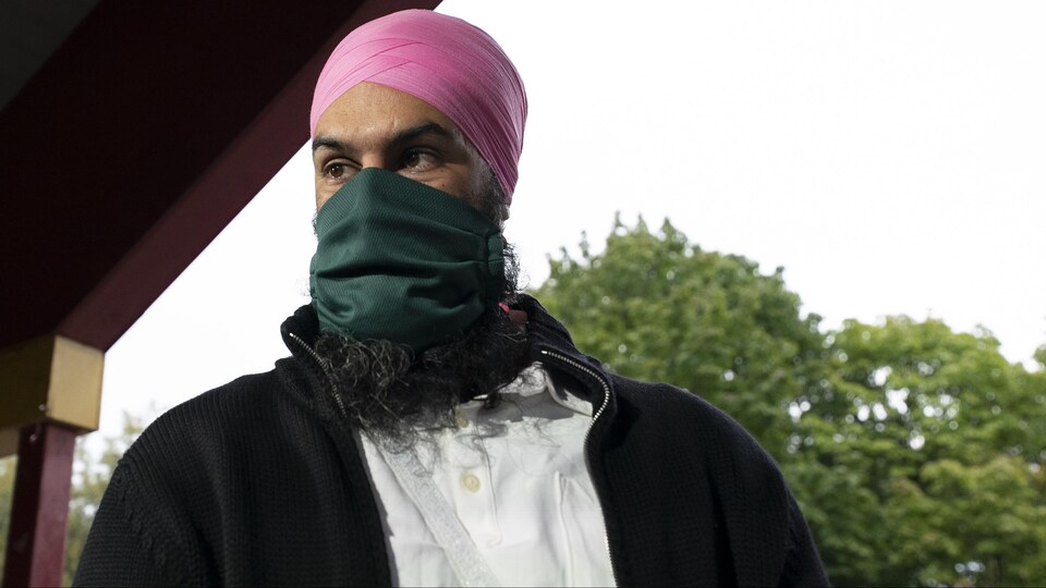 Jagmeet Singh porte un masque à l'extérieur dans un parc.