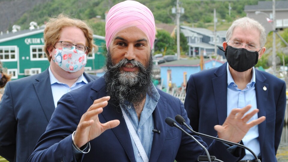 Jagmeet Singh gesticule en parlant.