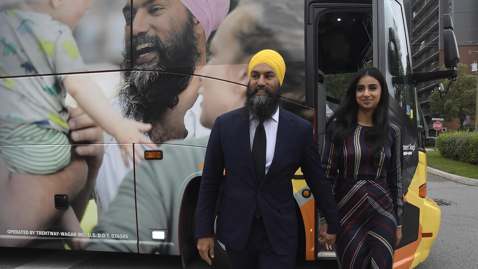Jagmeet Singh et son épouse Gurkiran Kaur Sidhu devant l'autobus de campagne du NPD.
