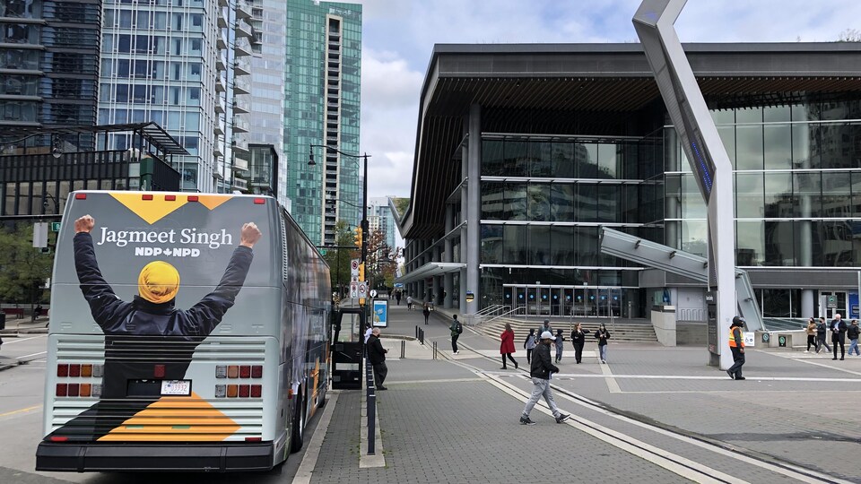 L'autobus de campagne du chef du NPD Jagmeet Singh devant le centre des Congrès de Vancouver.
