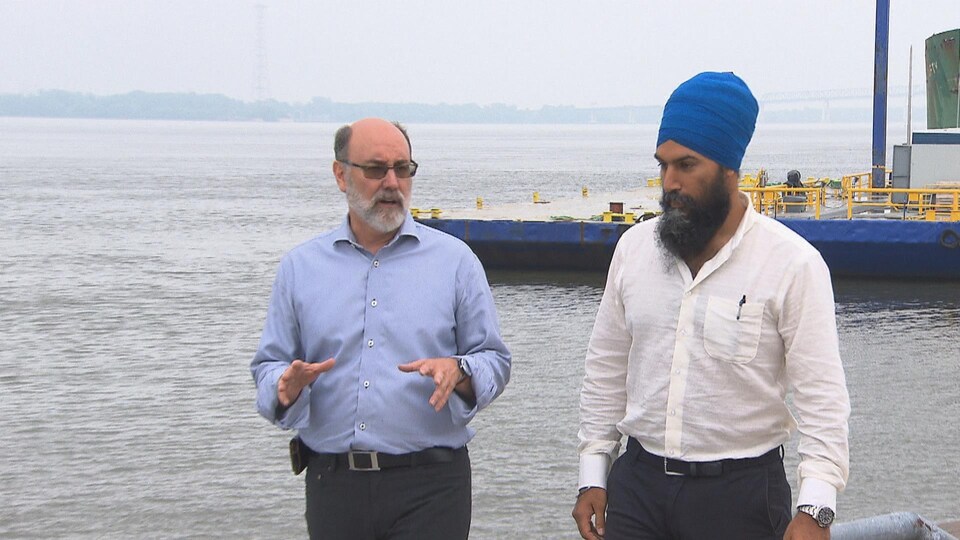 Robert Aubin et Jagmeet Singh qui parlent devant le fleuve Saint-Laurent