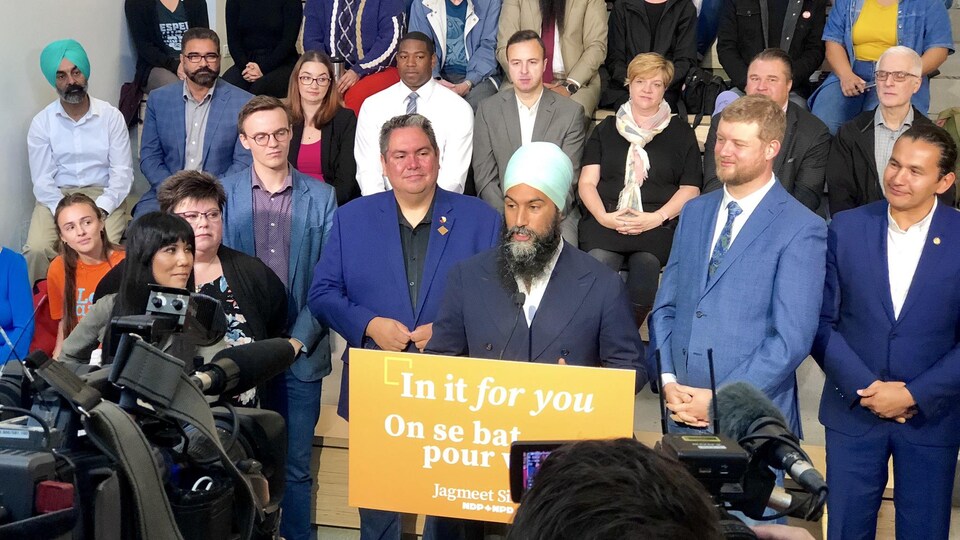 M. Singh est entouré de membres de son équipe.