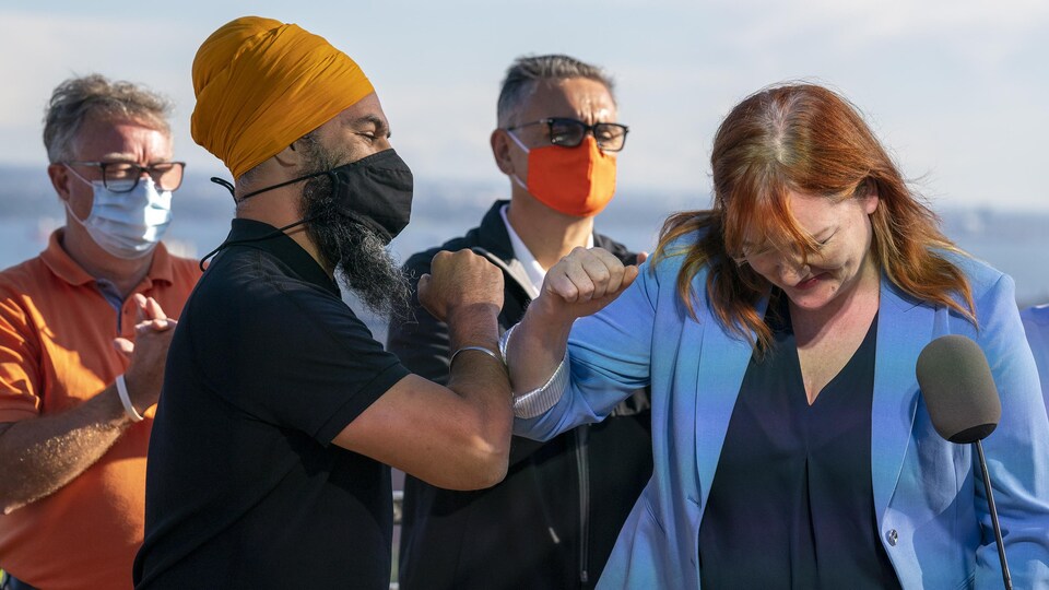 Jagmeet Singh entouré de candidats et travailleurs à Hamilton.