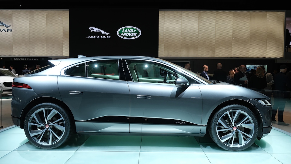 Une voiture électrique Jaguar I-Pace EV400.
