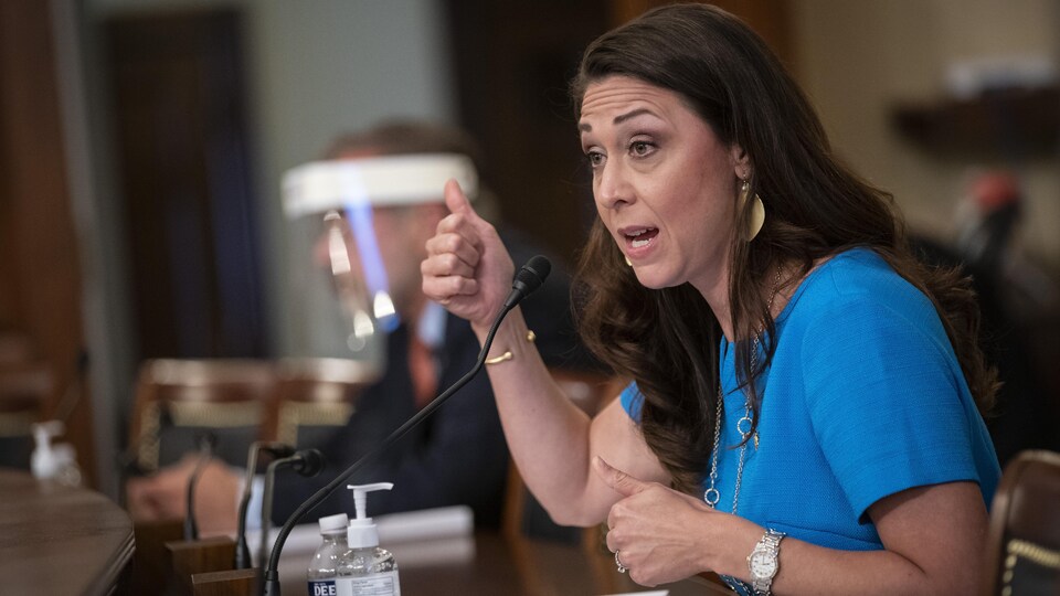 Jaime Herrera Beutler, devant un micro, un bras levé