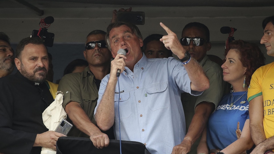 Jair Bolsonaro parle dans un micro.