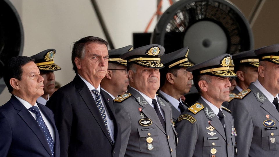 Le président brésilien, Jair Bolsonaro, en rangée avec des militaires.