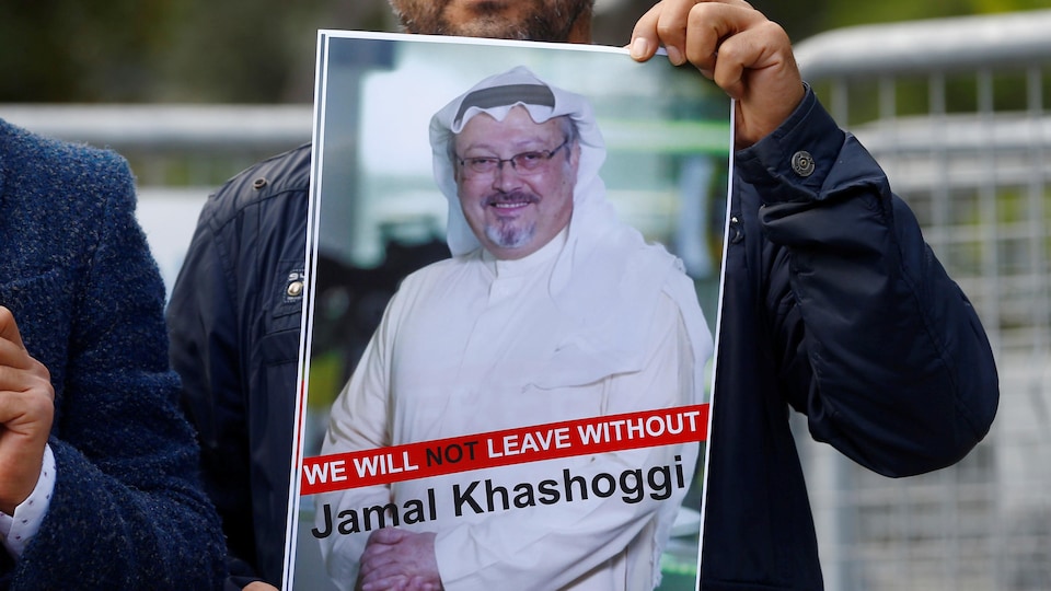 Un manifestant tient une photo du journaliste saoudien Jamal Khashoggi.