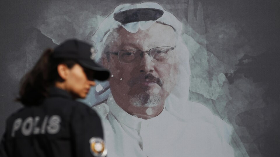 Une policière turque devant une image de Jamal Khashoggi.