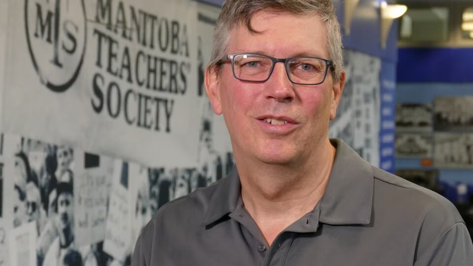 James Bedford, le président du syndicat qui représent les enseignants du Manitoba, La Manitoba Teachers' Society photographié dans les locaux du syndicat à Winnipeg, en février 2023
