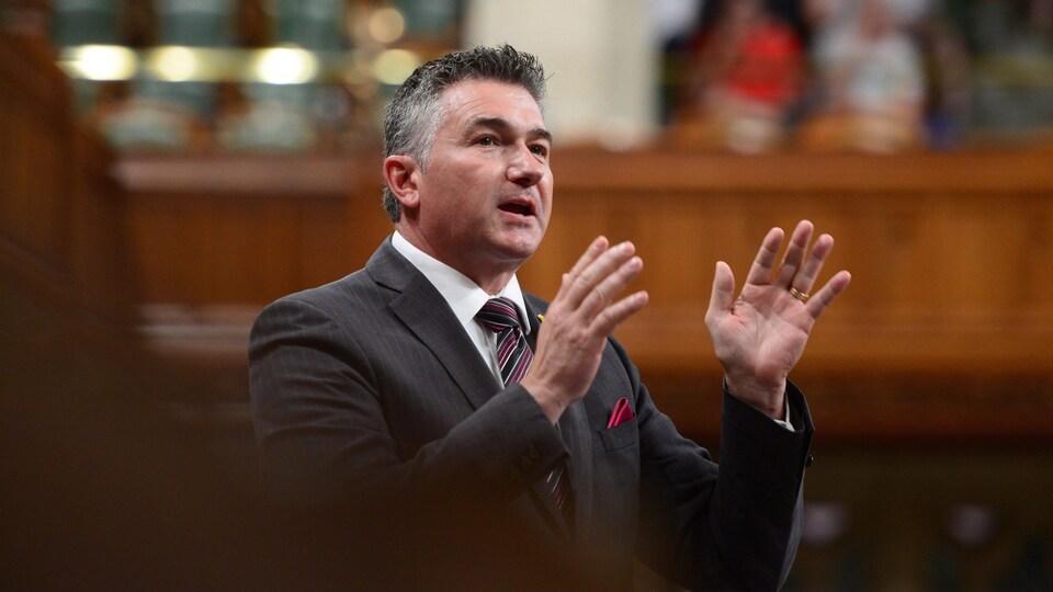 Un homme debout qui fait un discours