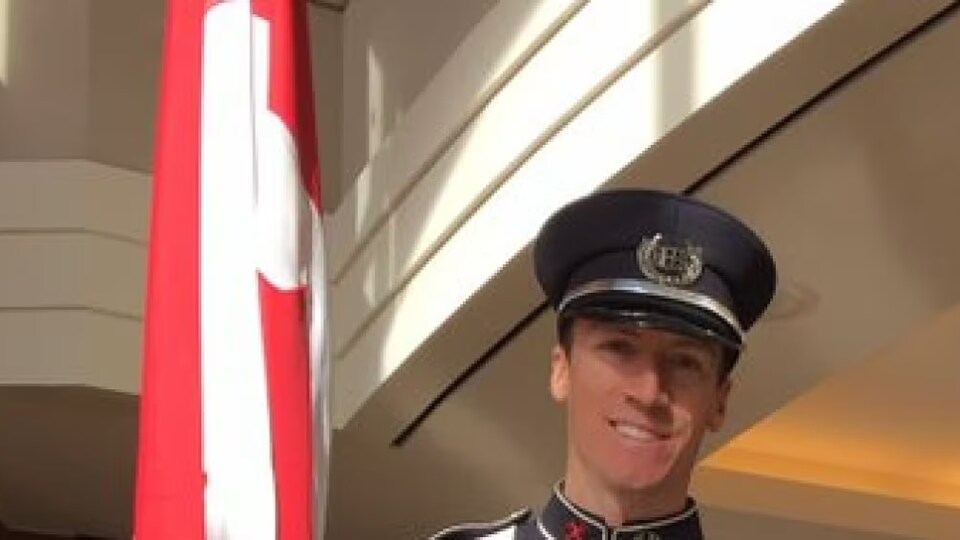 James Schwalm en uniforme, souriant.