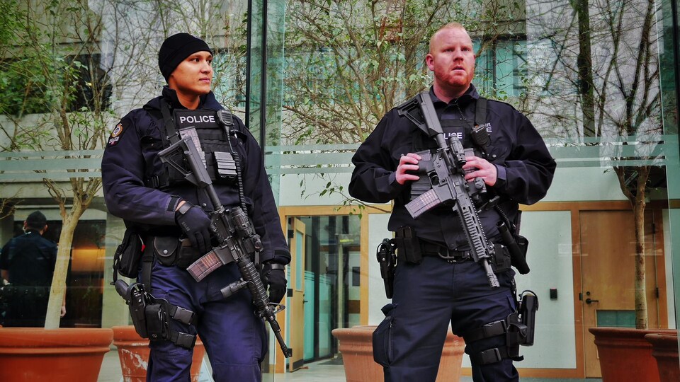 Des policiers de Vancouver équipés d'armes à feu.