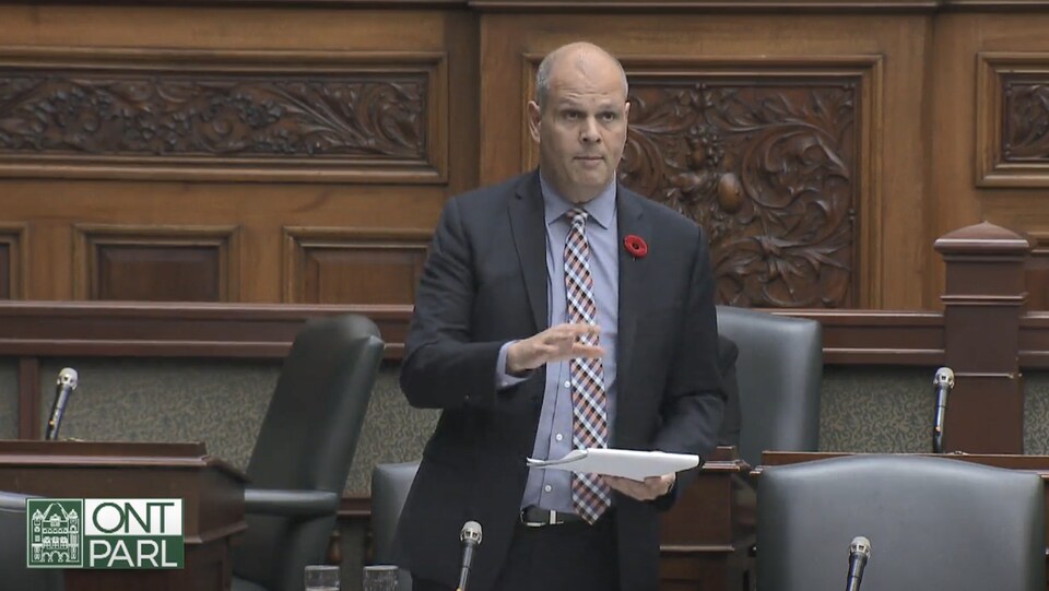 Jamie West fait une déclaration à l'Assemblée législative.