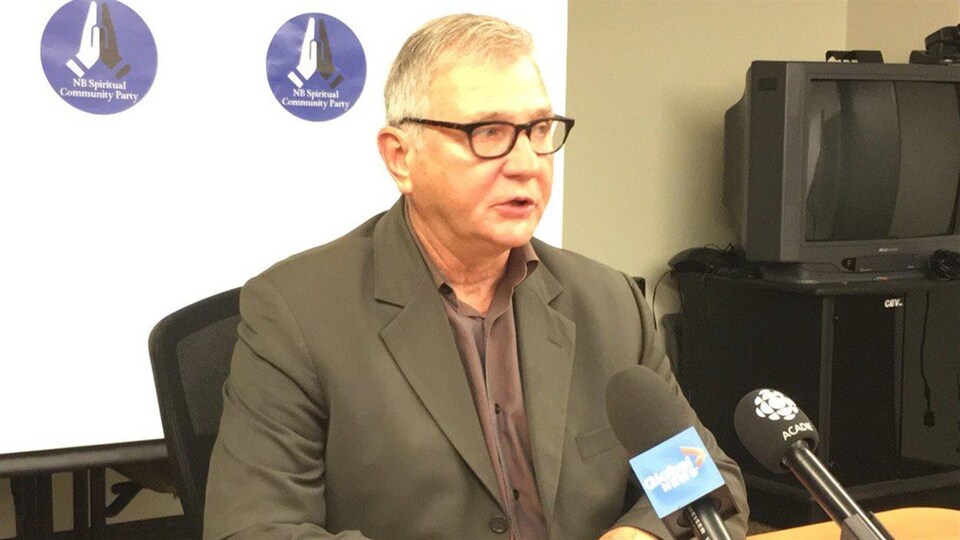 Jan Prieditis lors d'un point de presse au Nouveau-Brunswick.