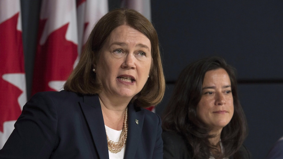 Jane Philpott et Jody Wilson-Raybould assises côte à côte lors d'une conférence de presse.