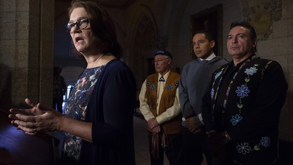 La ministre des Services aux Autochtones, Jane Philpott, entourée des représentants des Premières Nations, des Inuits et des Métis, répond à une question à Ottawa, le vendredi 30 novembre 2018