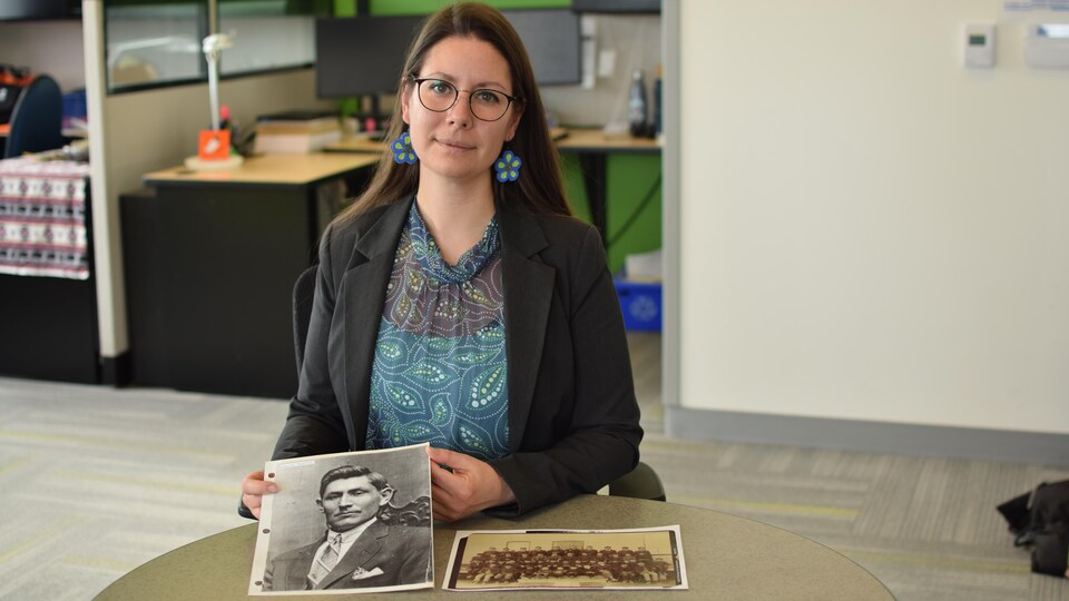 Janelle Delorme pose avec un portrait de son arrière-grand-père dans un bureau à Winnipeg en février 2023. 