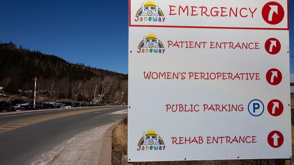 Un panneau indicateur de l’hôpital Janeway, à Saint-Jean de Terre-Neuve, sur le bord d’une route.