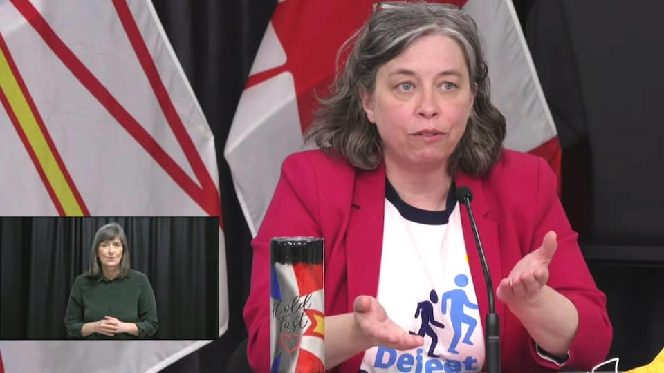 Janice Fitzgerald gesticule en parlant lors d'une conférence de presse.