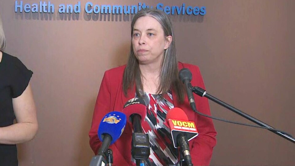 Dre Janice Fitzgerald devant des micros en conférence de presse.
