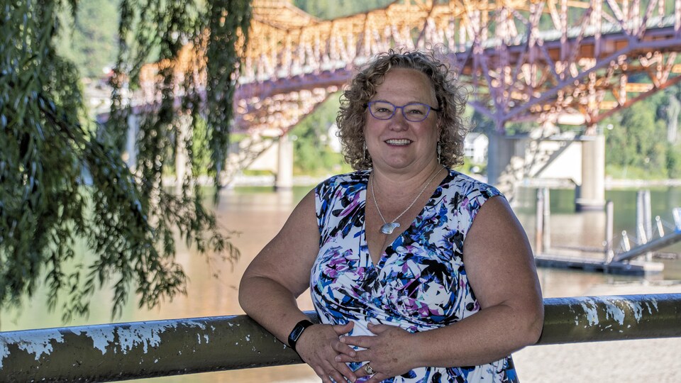 Janice Morrison pose devant un pont. 