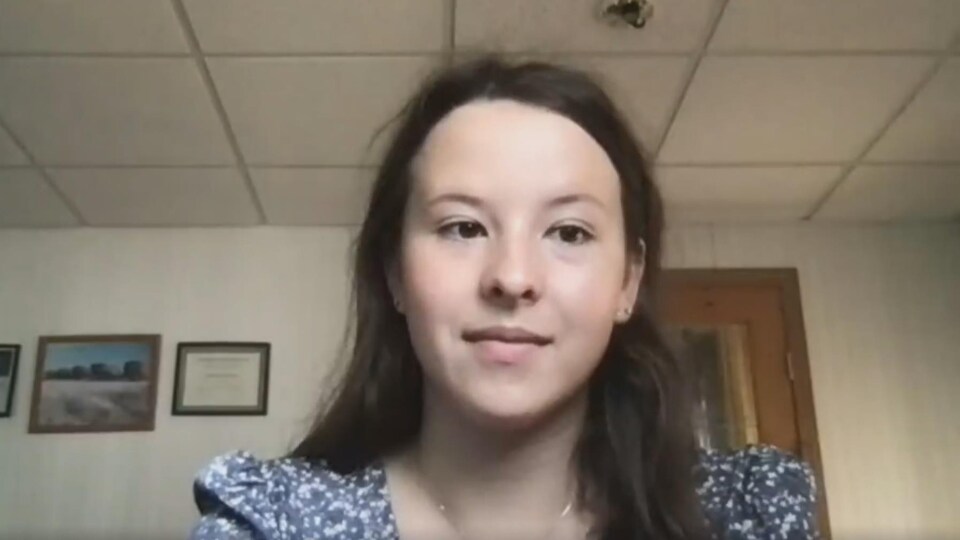 Janik Grenier sourit lors d'un appel par vidéoconférence.