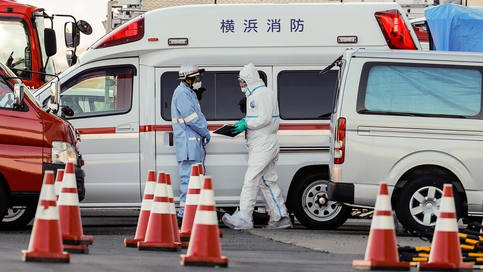 Des membres des services d'urgence japonais.