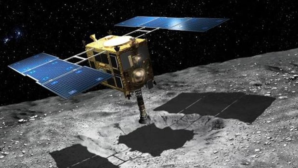 Représentation artistique de la sonde Hayabusa-2 qui recueille un échantillon de matière sur l’astéroïde Ruygu.
