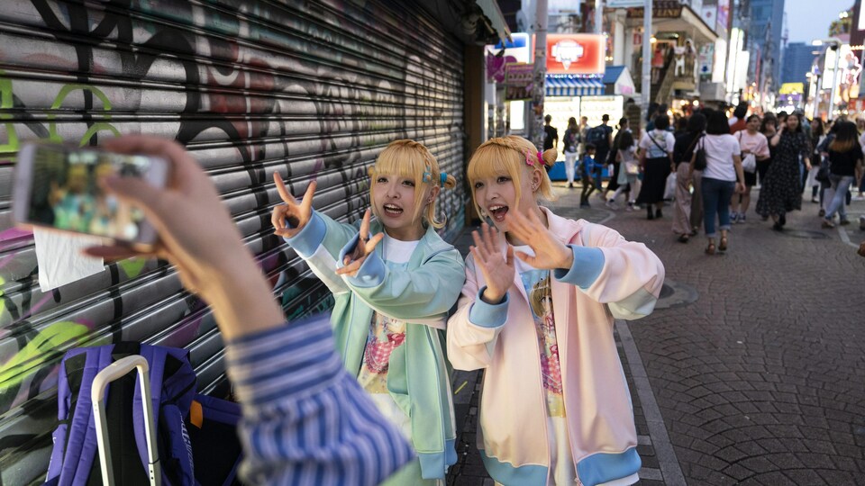 Deux jeunes Japonaises dans le quartier Harajuku de Tokyo.