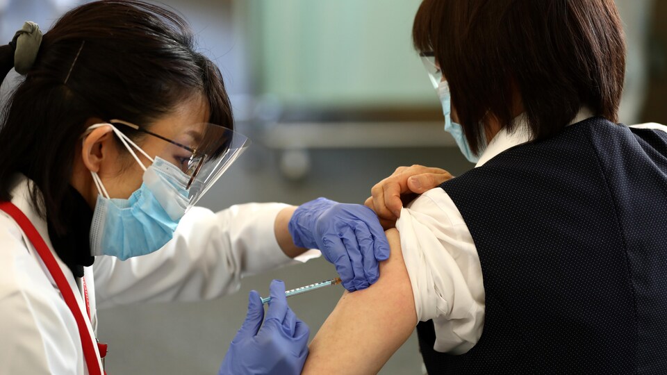 Une femme reçoit un vaccin dans une clinique japonaise.