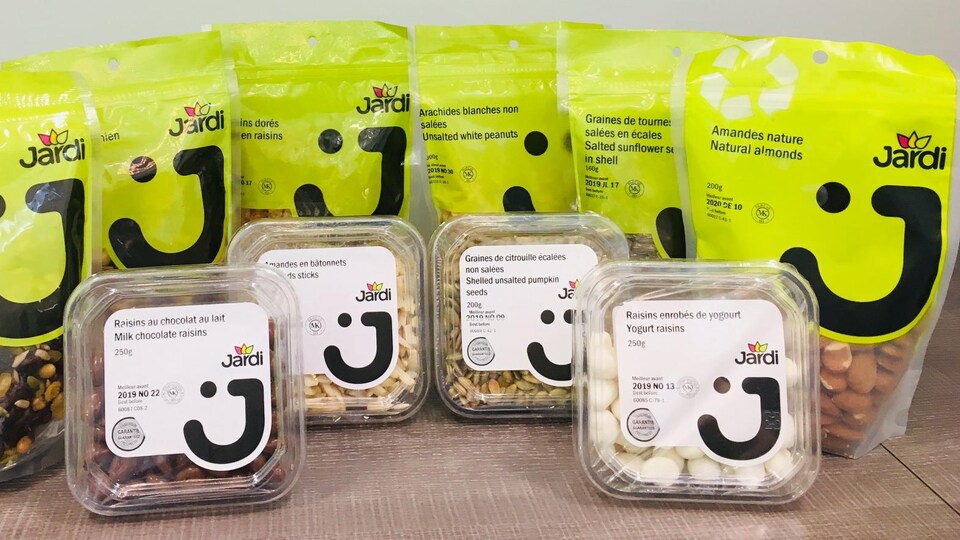 Une série d'emballages de l'entreprise Jardi sont exposés.