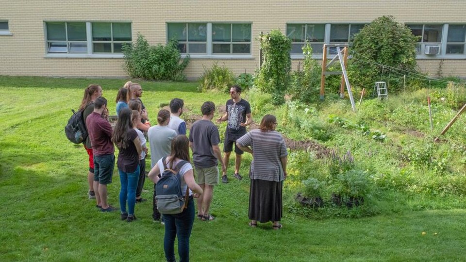 Des gens devant le jardin ancestral.