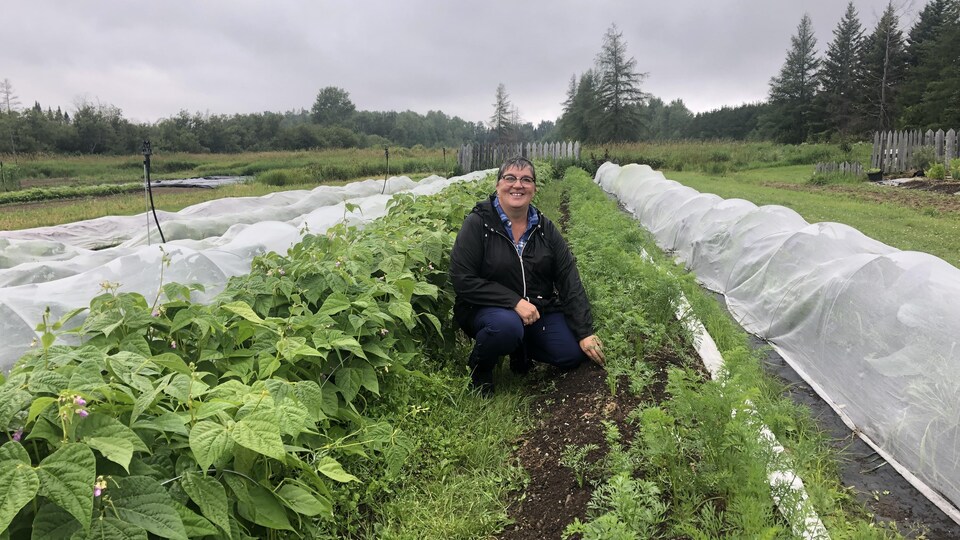 Josée Bédard pose au milieu de son jardin.