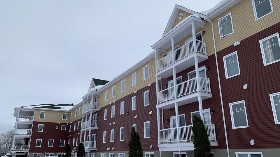 Les Jardins du patrimoine en hiver, un complexe immobilier pour personnes retraitées autonomes à Amos.