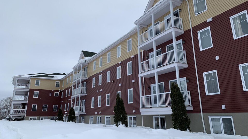 Les Jardins du patrimoine en hiver, un complexe immobilier pour personnes retraitées autonomes à Amos.
