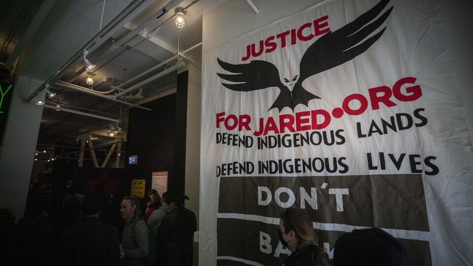 Un drapeau qui réclame justice pour Jared.