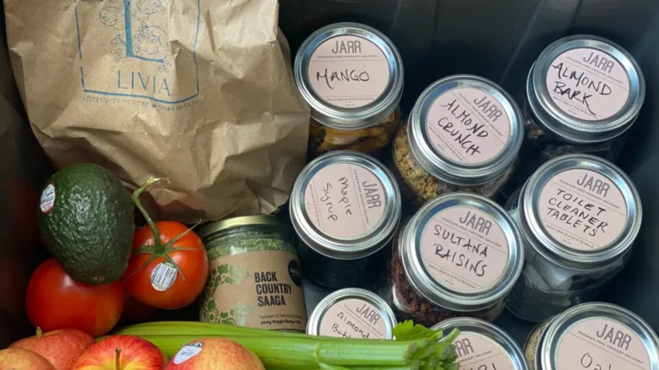 Des aliments dans des bocaux.