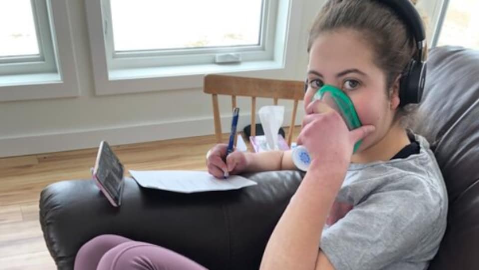Jasmine Lambert utilise un appareil lui permettant de nettoyer ses voies respiratoires.