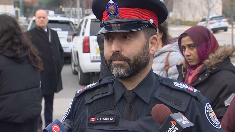 L'inspecteur Jason Albanese a expliqué que la police fouillait l'école et autorisait progressivement les élèves à sortir.