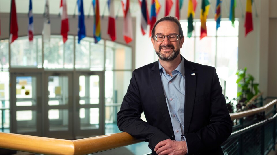 Jason Carey dans le hall d'entrée du Campus Saint-Jean.