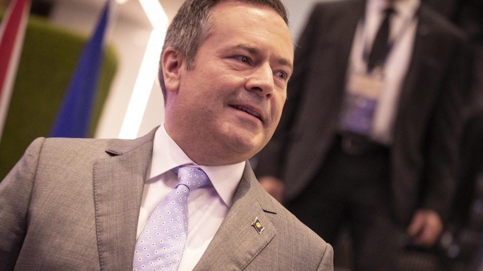 Jason Kenney sourit.