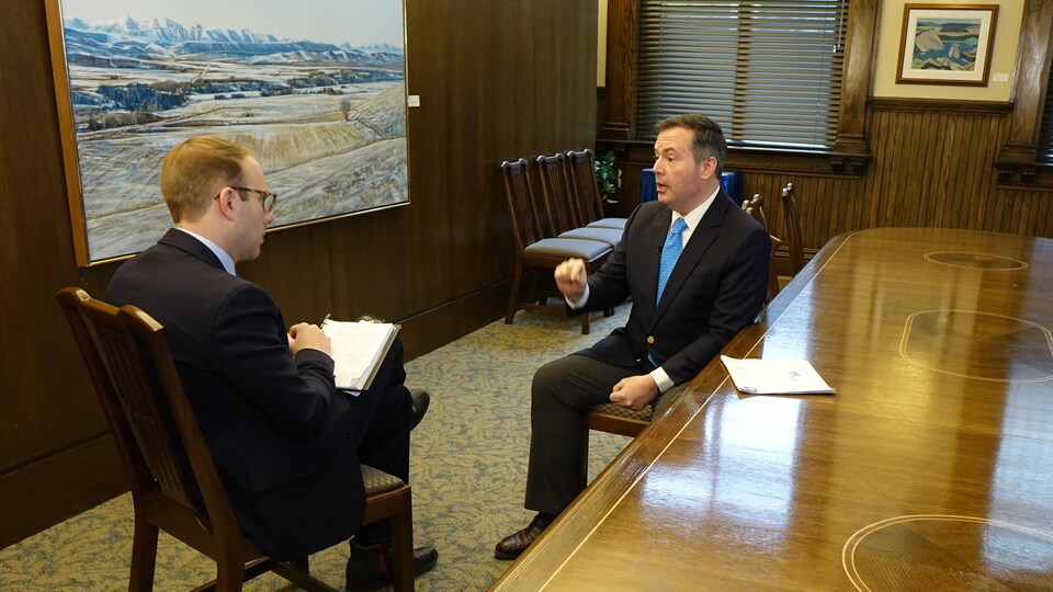 Jason Kenney, premier ministre de l’Alberta, en entrevue avec le journaliste Louis Blouin.