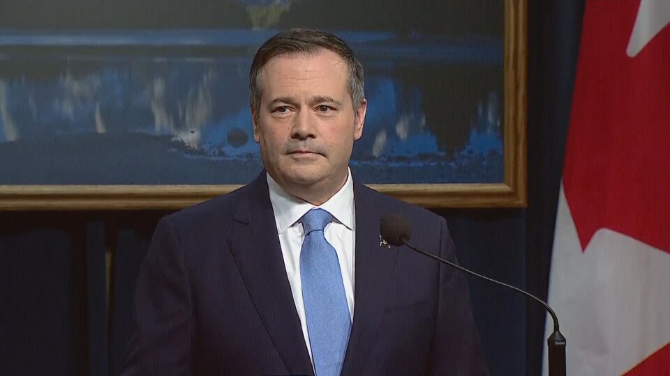 Jason Kenney lors d'une conférence de presse.