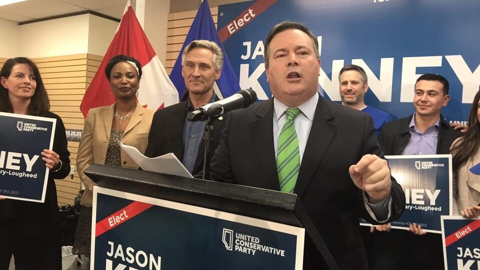 Jason Kenney prononce son discours de la victoire.