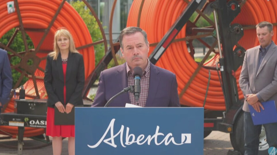 Le premier ministre Jason Kenney lors d’une conférence de presse.