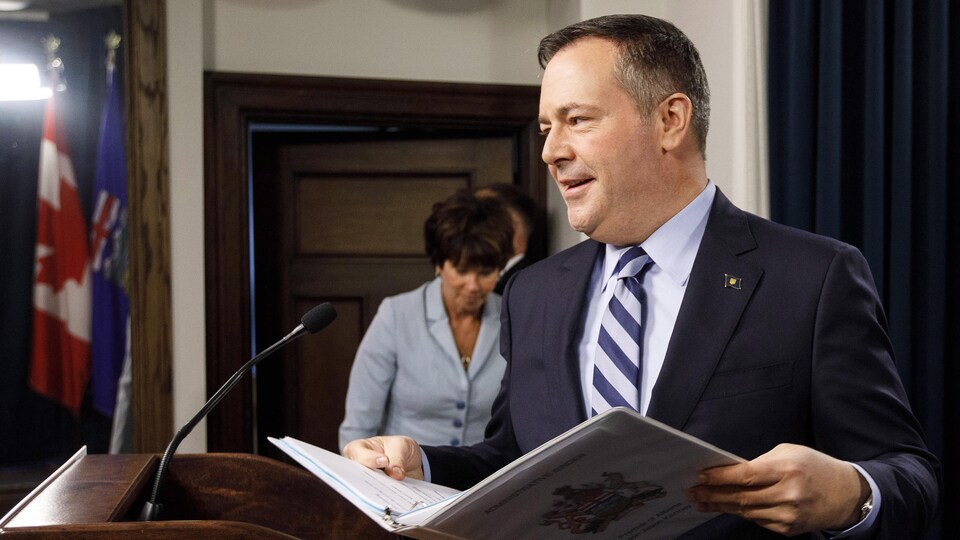 Le premier ministre albertain Jason Kenney lors d'une allocution.