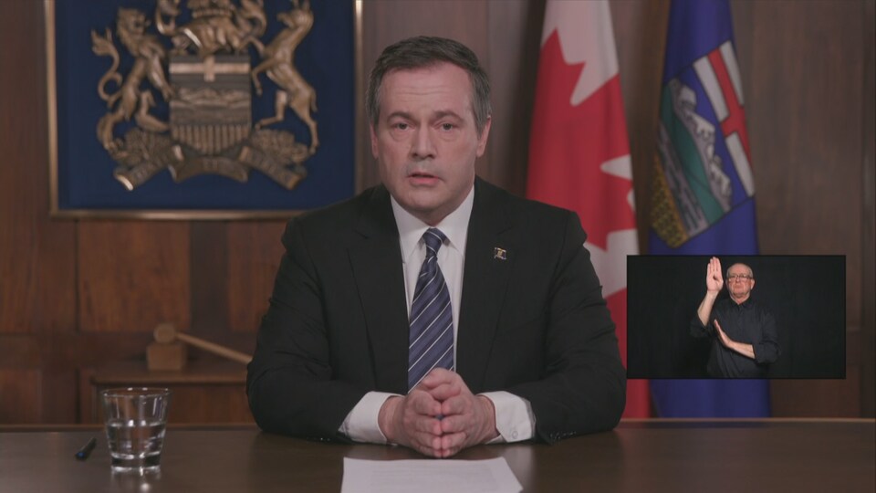 Le premier ministre albertain Jason Kenney lors de son allocution.